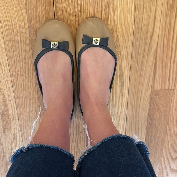 Tory Burch sz 9
Eddie Logo Bow Two-Tone Ballerina Flat, Clay Beige/Black - Picture 7 of 9